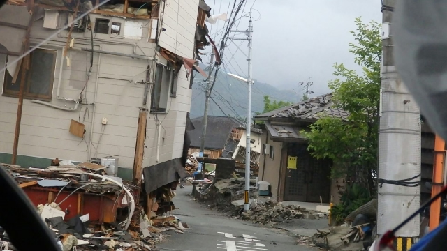 地震で倒壊した住宅