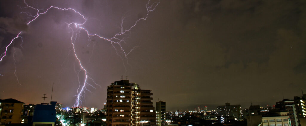 住宅に落ちる雷